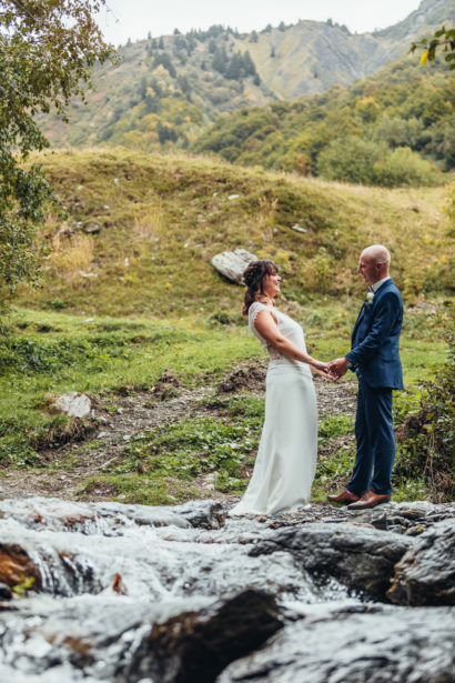 Couple de mariée dans la nature