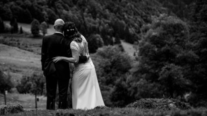 Couple de mariée regardant le paysage