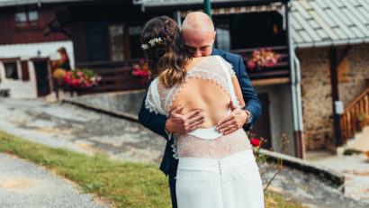 Couple de mariés s'enlaçant