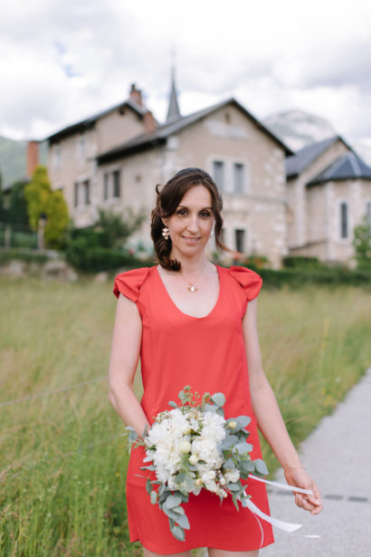 Mariée avec une robe rouge