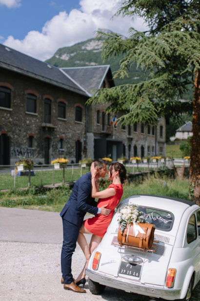 Couple s'embrassant sur une voiture