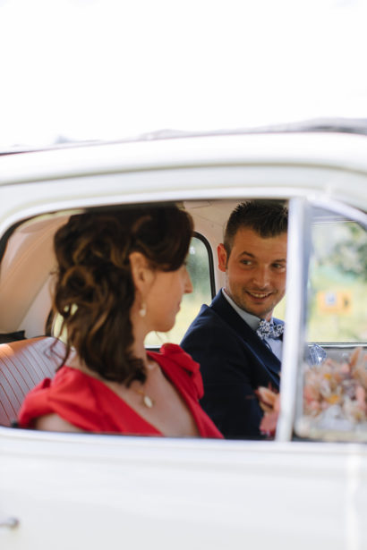 Couple dans une voiture fiat 500