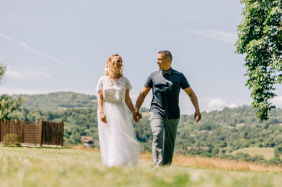 Couple de mariée dans la campagne