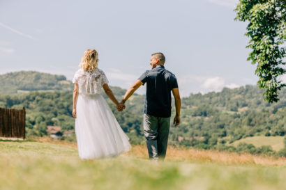 Couple de mariés en balade