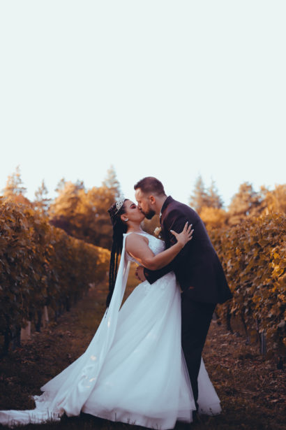 Couple de mariés qui s'embrassent