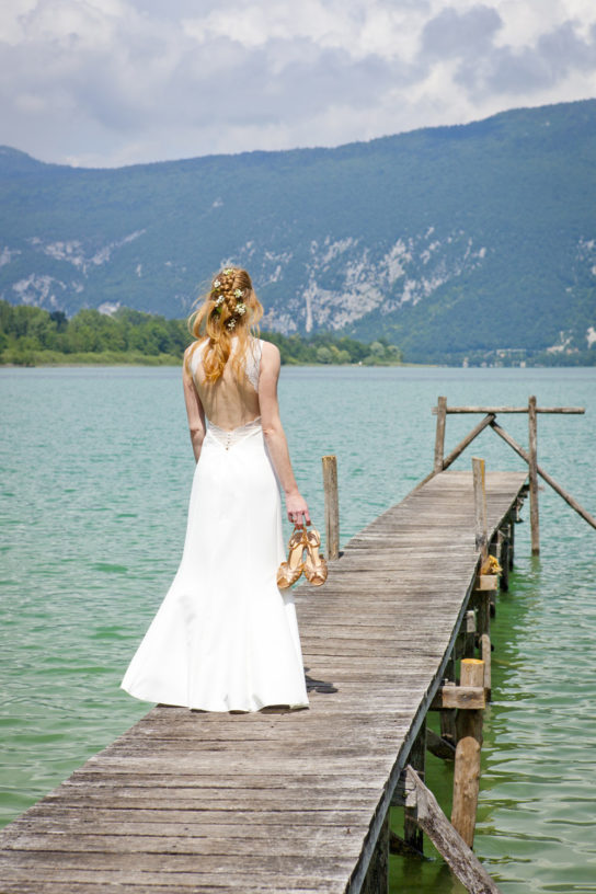 Mariée sur un ponton sur un lac en Savoie
