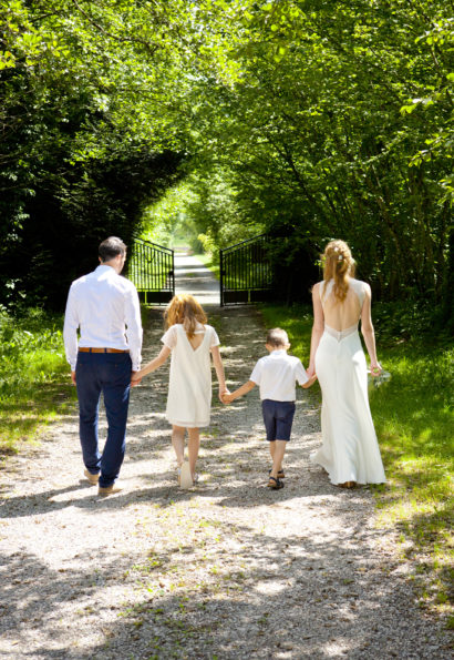 Couple de mariée et leurs enfants