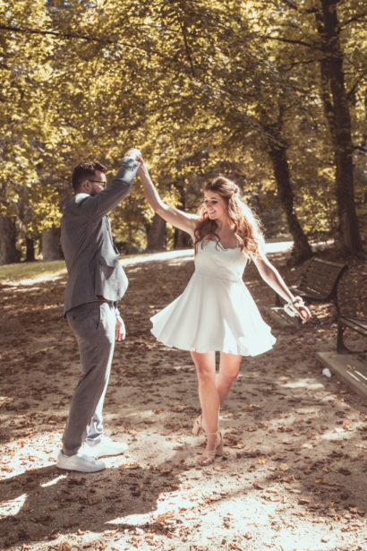 Couple de mariée qui dansent