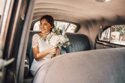 Mariée dans une voiture