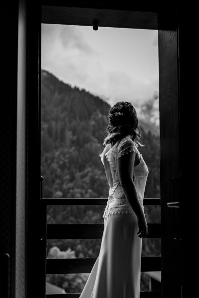 Mariée regardant par la fenêtre