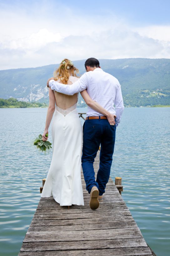 couple de mariée de dos - L'aiguille du lac