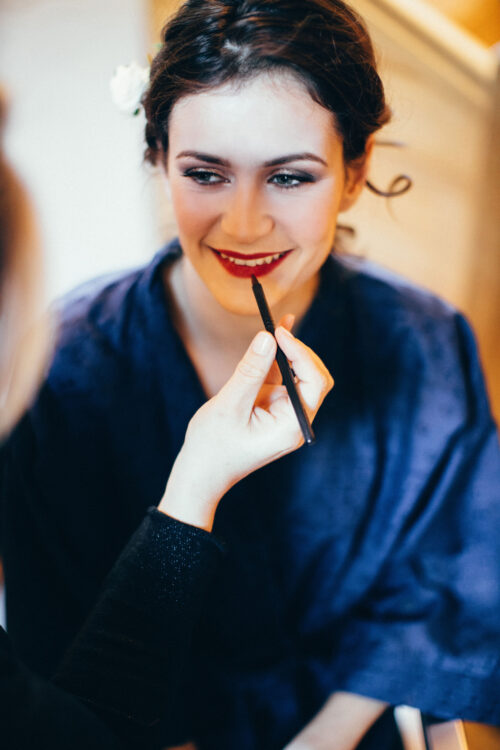 Maquillage en kimono bleu nuit