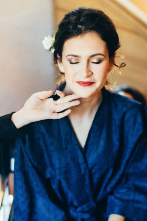 Préparatif mariage en kimono bleu nuit