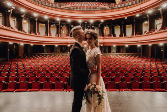 Amoureux au théâtre.