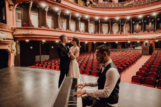 Et si on dansait ? Quand la scène d'un théâtre s'offre à un couple d'amoureux.