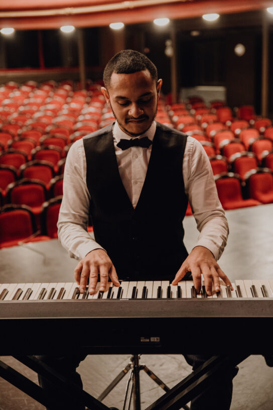 Steeve Ray, pianiste et chanteur annecien.